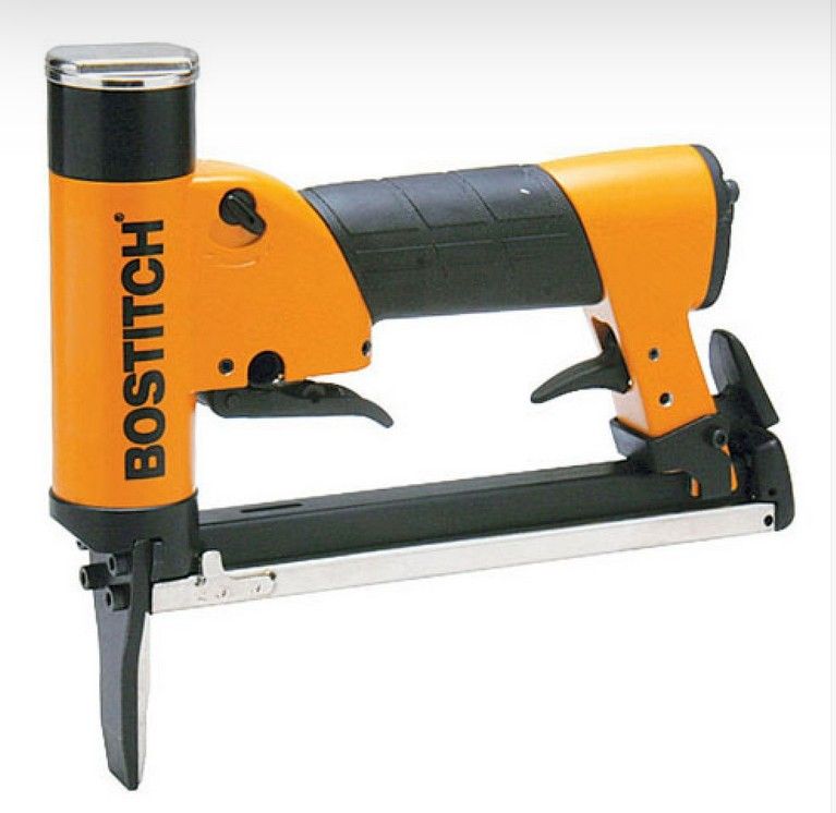 Paineilmalla toimiva niittinaulain Bostitch 21680B-LN-E